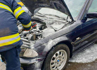 O mașină a luat foc în parcarea mall-ului din Satu Mare
