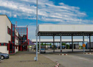 Trei români s-au autodenunțat la DNA că s-au vaccinat ”la chiuvetă” în Vama Petea