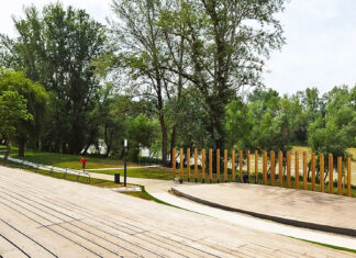 Spațiu de joacă vandalizat pe malul Someșului: trei tineri norvegieni, amendați de Poliția Locală